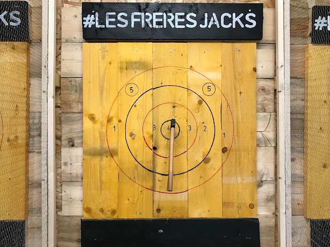 Lancer de hache entre amis chez Les Frères Jacks à Bordeaux