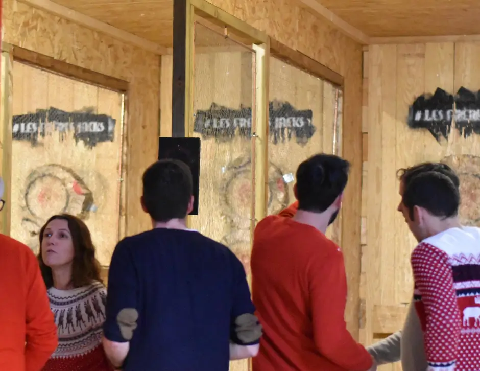 Groupe d'amis devant les box de lancer de hache des Frères Jacks