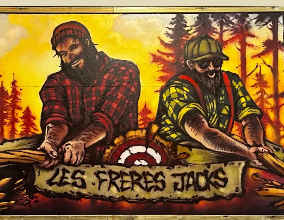 Fresque murale Les Frères Jacks : deux bûcherons barbus autour d'une cible de lancer