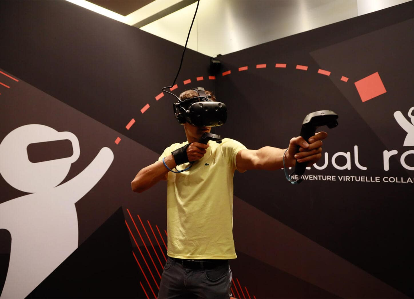 Joueur en casque de réalité virtuelle chez Virtual Room à Bordeaux